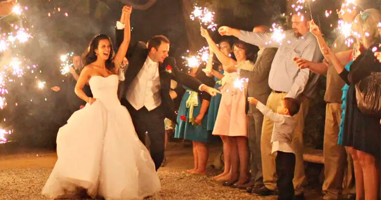 Noivos Comemorando Casamento Inesquecível